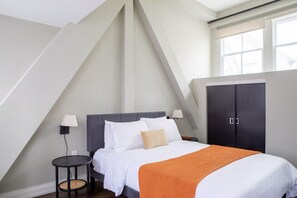 Bedroom with queen size bed