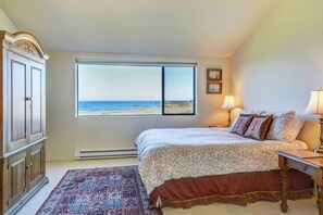 Master Bedroom: King Bed
