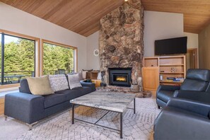Living room with SmartTV and fireplace