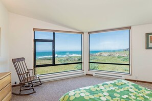 Master bedroom: Queen bed