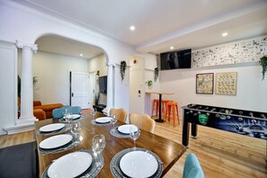 2 x Roku Tv's, eclectic decor