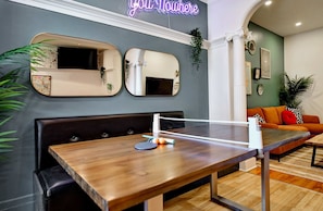 Ping-pong kit to play on the dining table