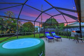 Outdoor spa tub