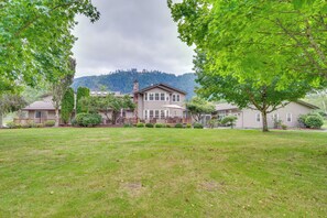 Villa Exterior | Deck | Gas Grill | Outdoor Dining Area | Patio