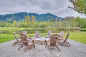 Fire Pit | Private Pond | Dock | Creek Access | Fishing Poles