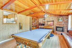 Game Room | Single-Story Cottage | Stereo System | Piano