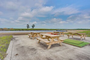 Suncatcher Acres Lodge Amenities | Fishing Pond | Kayaks | Picnic Area