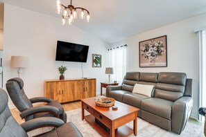 Living Room | Smart TV | Free WiFi | Central A/C & Heating