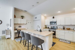 Kitchen | Dishwasher | Breakfast Bar