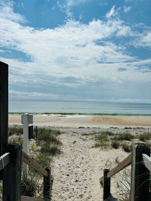 1 minute walk to beach