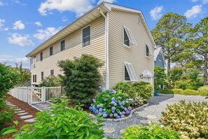 306 W 7th Street