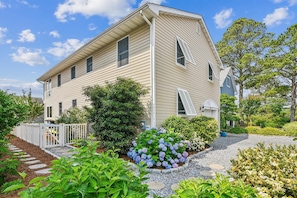 306 W 7th Street