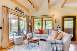 Living Room | Free WiFi | Smart TV | Central Heating & A/C | 1st Floor