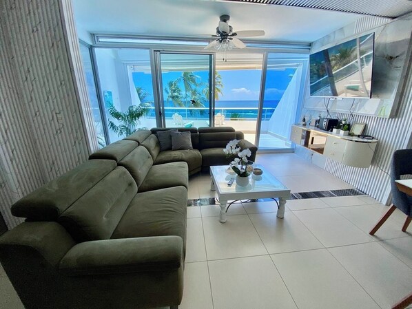 Sala Principal.> Tv Smart ..> Big Sofa.> Open Kitchen 