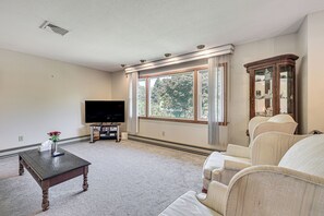 Living Room | Free WiFi | Smart TV | Central A/C | Puzzles | 2nd Floor