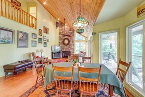 Dining Area | Dishware/Flatware Provided | Main Floor