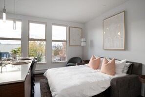 Bedroom with Queen bed