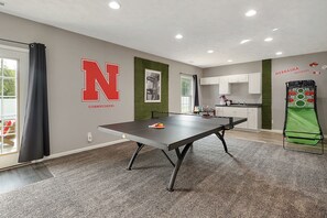 Game room with ping ping table and kitchenette and baskebtabll hoop game