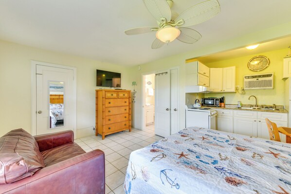 Redington Shores Vacation Rental | Studio | 1BA | 277 Sq Ft | 1 Step to Enter