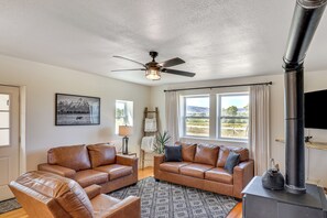 Living Room | Smart TV | Free WiFi | Wood-Burning Stove | Queen Sleeper Sofa