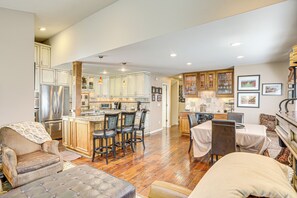 Dining Area | Dishware/Flatware Provided | 2nd Floor