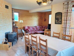 Salle à manger ouverte sur le séjour