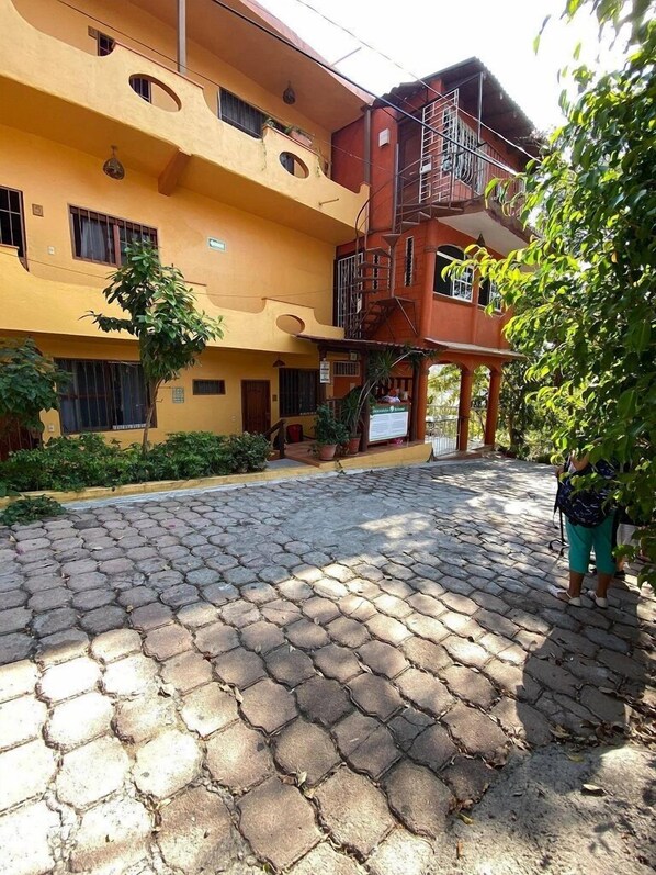 Vista frontal de la propiedad