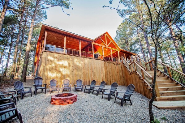 Outdoor Fire Pit: Gather around the fire with friends, surrounded by nature's beauty!