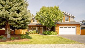 Welcome to Cranbrook Cottage - 12 miles from Sun Valley Ski Resort