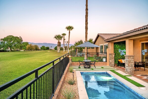 Bungalow Bliss - private salt pool located on golf course