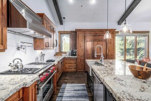 Kitchen: Well-equipped, like new appliances, Keurig coffee machine, crockpot, blender, kitchen bar with 7 bar stools