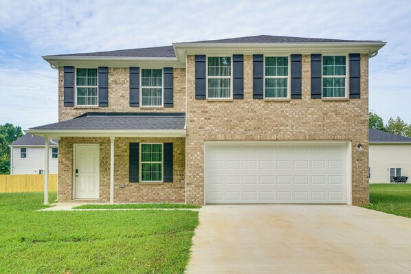 Shepherdsville Vacation Rental | 5BR | 3BA | 2,000 Sq Ft | 1 Step to Enter