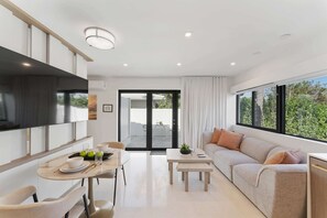 Studio: This open living area seamlessly combines a cozy living room, dining space, and smart TV, making it perfect for relaxation and entertainment.