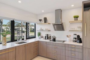 This kitchen is fully stocked and optimized, with every space carefully designed to ensure practicality and style.
