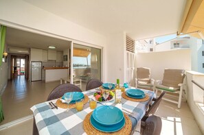 Eigentum, Möbel, Tabelle, Interior Design, Stuhl, Gebäude, Holz, Fussboden, Geschirr, Wohnzimmer