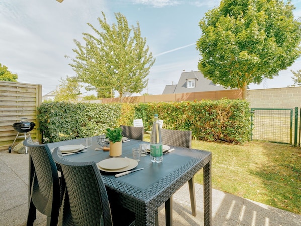 Himmel, Wolke, Tabelle, Pflanze, Eigentum, Möbel, Tisch Im Freien, Stuhl, Interior Design, Gartenmöbel