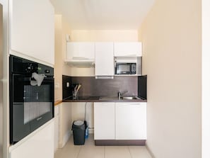 Cabinetry, Countertop, Herd, Küchengerät, Gebäude, Haushaltsgerät, Küche, Sinken, Fussboden, Flooring