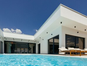Wasser, Himmel, Gebäude, Eigentum, Schwimmbad, Azurblau, Schatten, Haus, Pflanze, Gartenmöbel