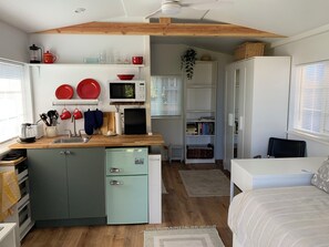 Kitchenette microwave, induction cooktop, toaster, French press, electric kettle
