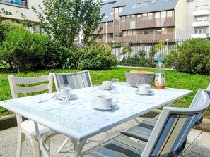 Table, Furniture, Tableware, Chair, Blue, Interior Design, Plant, Floor, Building, Outdoor Furniture