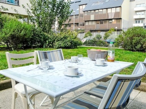 Tabelle, Möbel, Geschirr, Stuhl, Blau, Interior Design, Pflanze, Fussboden, Gebäude, Gartenmöbel