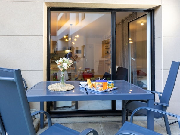 Tabelle, Möbel, Geschirr, Stuhl, Blau, Interior Design, Pflanze, Fussboden, Gebäude, Gartenmöbel