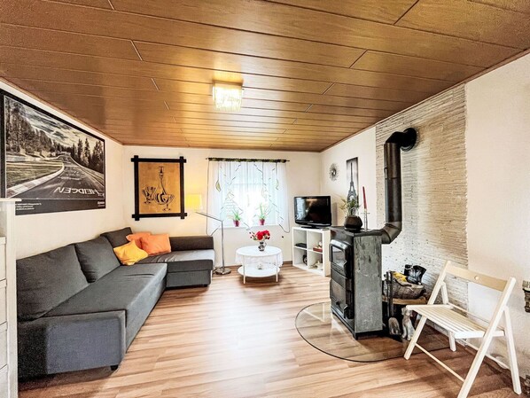 Möbel, Couch, Holz, Flooring, Gebäude, Fussboden, Bilderrahmen, Stuhl, Studio Couch, Laminatboden