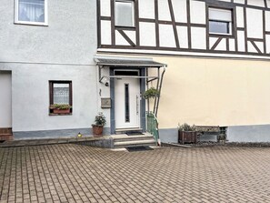 Gebäude, Fenster, Pflanze, Strassenbelag, Beleuchtung, Holz, Blumentopf, Urban Design, Tür, Flooring