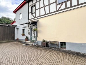 Pflanze, Fenster, Gebäude, Wolke, Strassenbelag, Die Architektur, Himmel, Asphalt, Urban Design, Holz