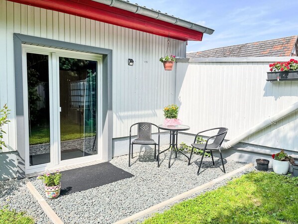 Arbuste, Jardin, Pot De Fleur, Porte, Cour, Plante D'Appartement, Siding, Arrière-Cour, Chaise, Aménagement Paysager
