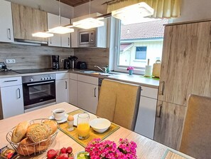 Cabinetry, Comptoir, Propriété, Meubles, Vaisselle, Aliments, Appareil De Cuisine, Cuisinière, Fleur, Cuisine