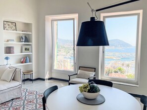 Möbel, Eigentum, Weiss, Tabelle, Fenster, Azurblau, Interior Design, Schatten, Beleuchtung, Die Architektur