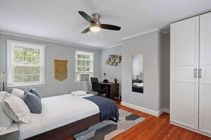 Bedroom 1 - Queen bed