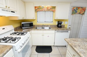Full kitchen
Refrigerator
Stove
Microwave
Dishwasher
Coffee pot